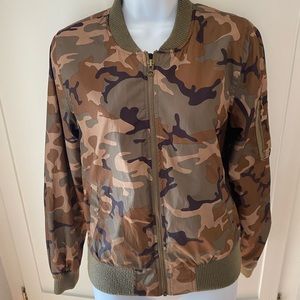 Camo lightweight zip up jacket. Women’s size Medium